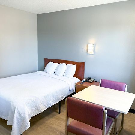 Super 7 Motel Coralville Exterior photo