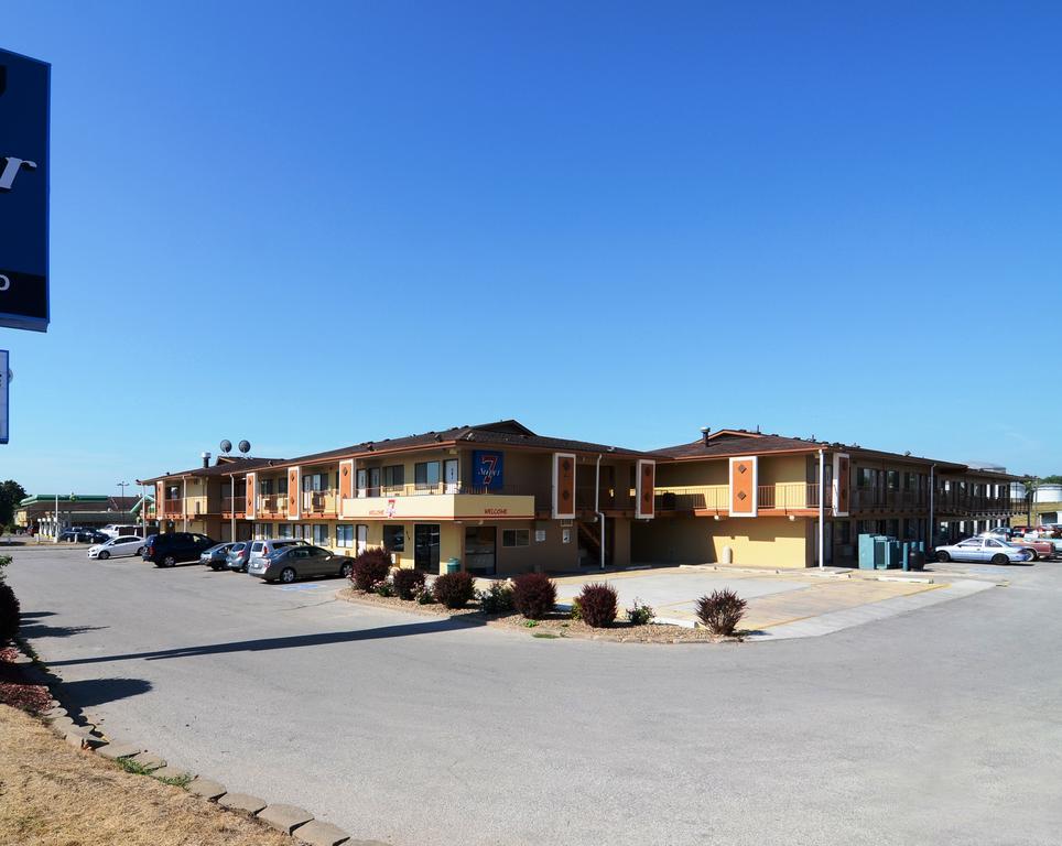 Super 7 Motel Coralville Exterior photo