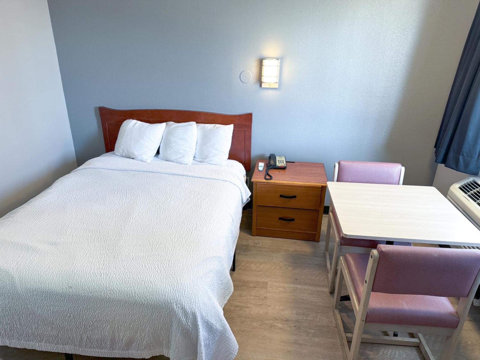 Super 7 Motel Coralville Exterior photo