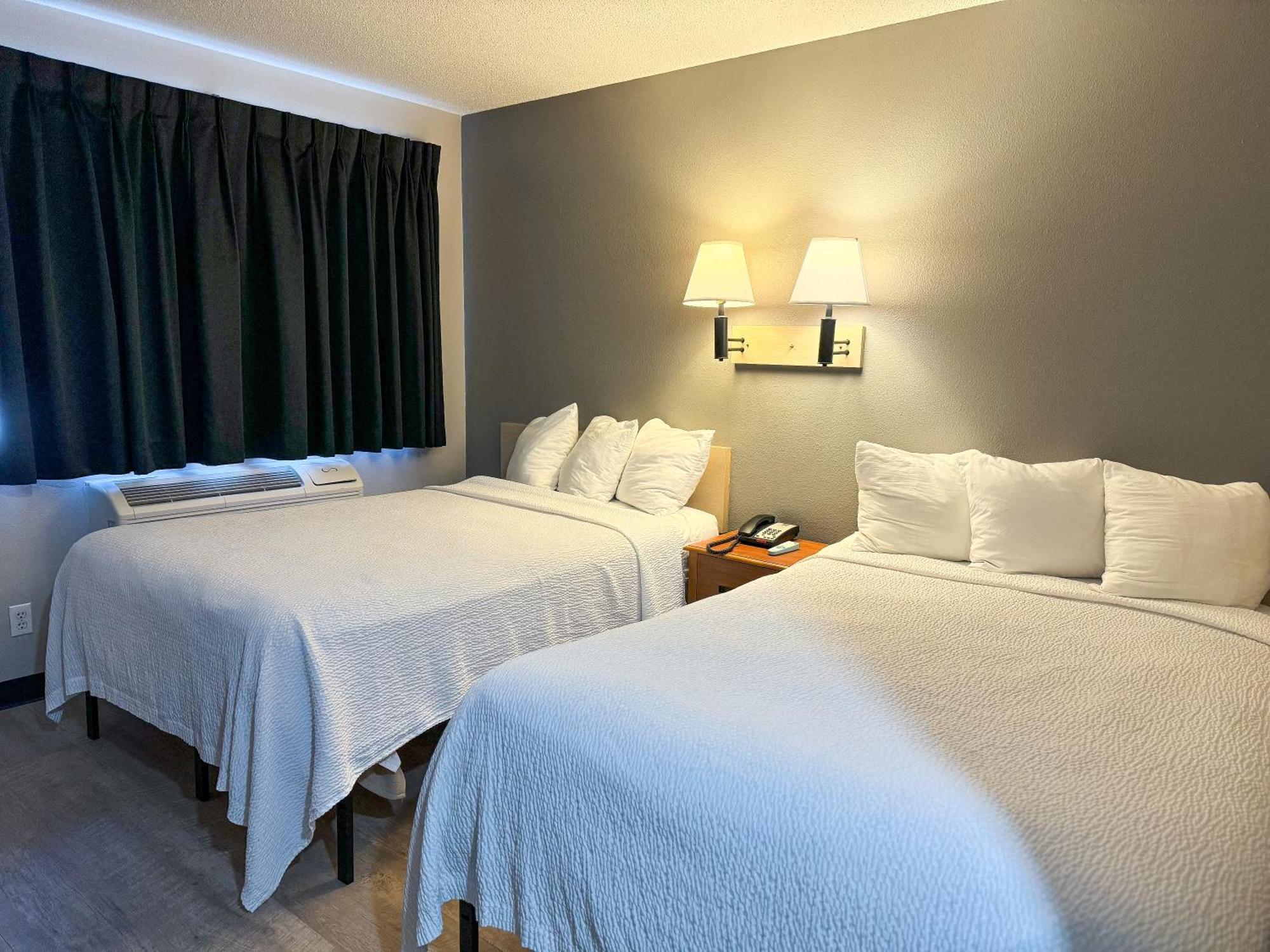 Super 7 Motel Coralville Exterior photo