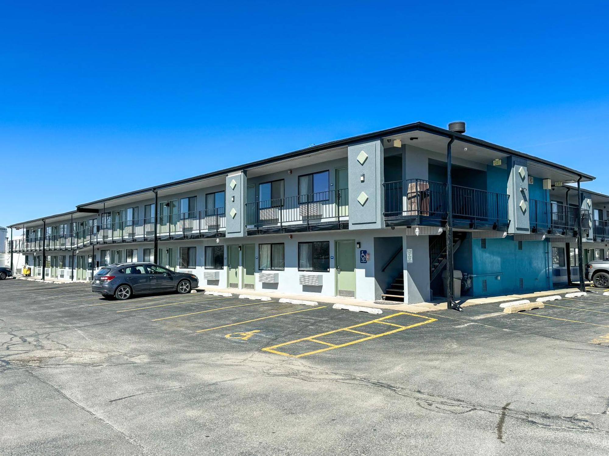 Super 7 Motel Coralville Exterior photo